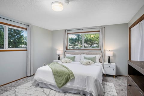 3/2 in Milwaukie - Quiet location, Free Parking!