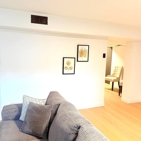 Mississauga 5BR Home – Steps to Lake & Trails