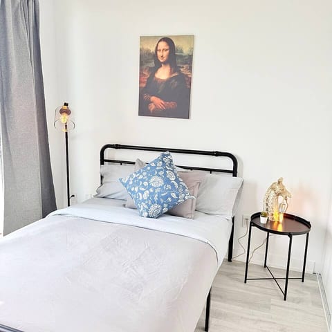 Modern 1BR Condo in Port Credit – Steps to Lake