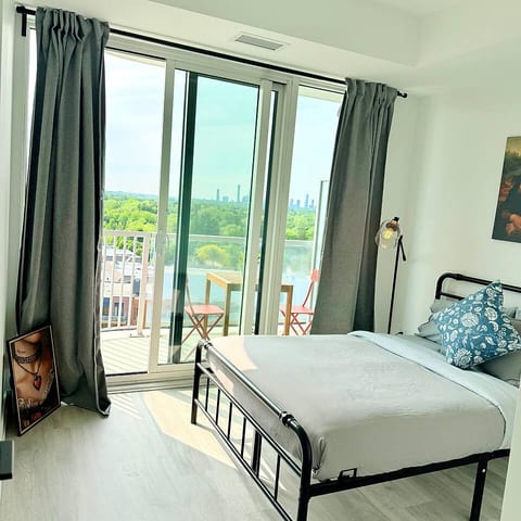 Modern 1BR Condo in Port Credit – Steps to Lake