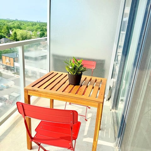 Modern 1BR Condo in Port Credit – Steps to Lake
