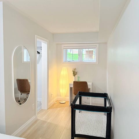 Modern 2BR in Oakville Close to Shops.