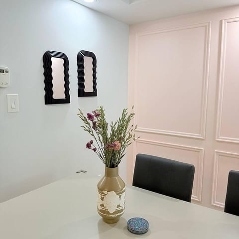 Modern 2BR in Oakville Close to Shops.