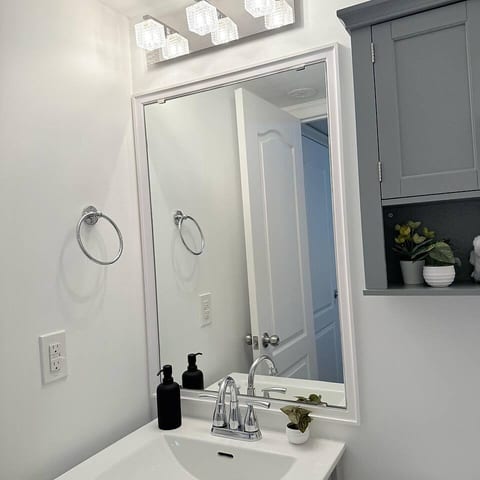 Modern 2BR in Oakville Close to Shops.