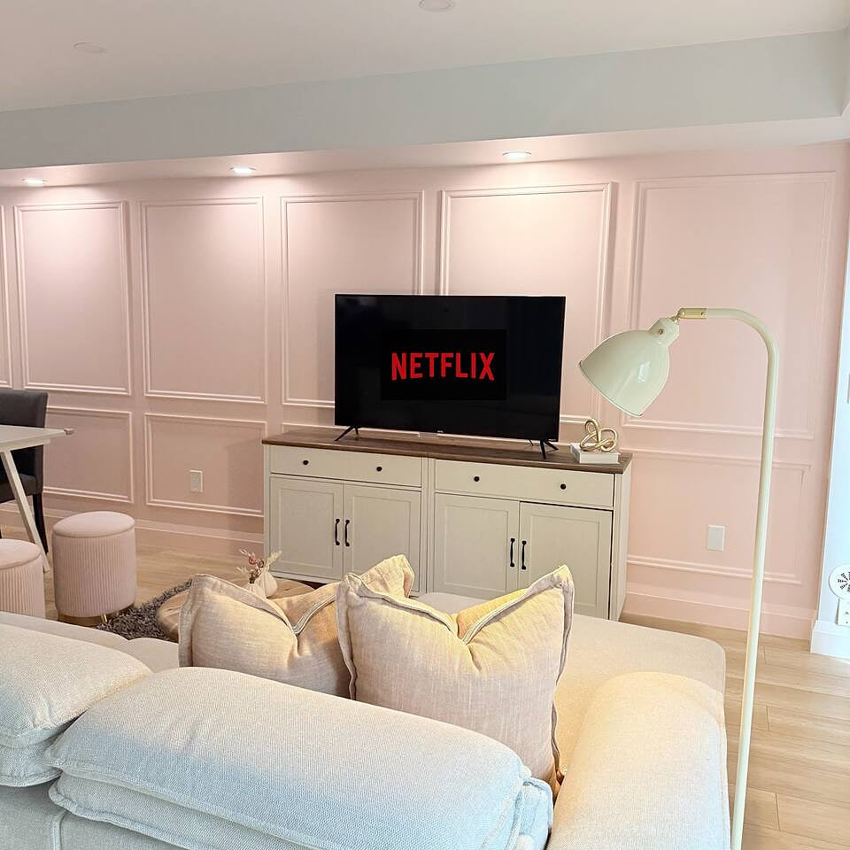 Modern 2BR in Oakville Close to Shops.