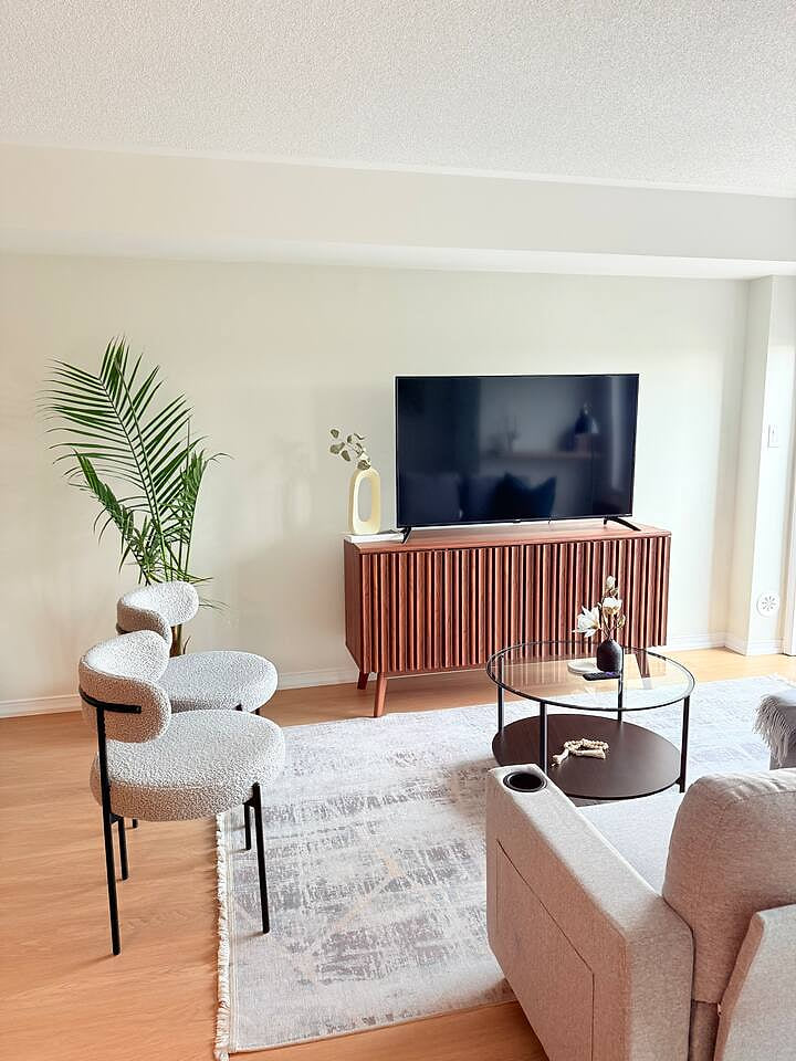 Oakville 2BR: Central, Comfy & Close to Everything