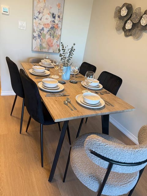 Oakville 2BR: Central, Comfy & Close to Everything
