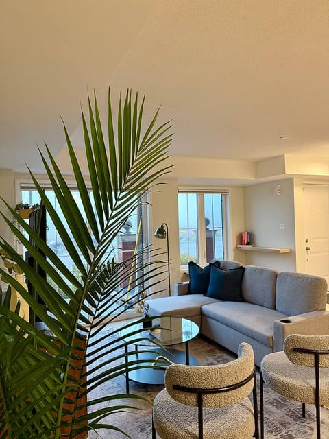 Oakville 2BR: Central, Comfy & Close to Everything