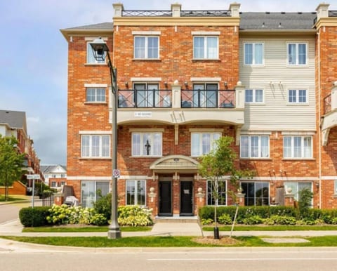 Oakville 2BR: Central, Comfy & Close to Everything