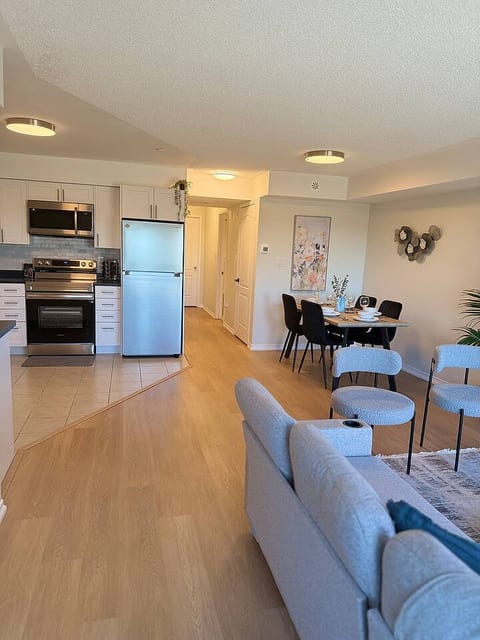 Oakville 2BR: Central, Comfy & Close to Everything