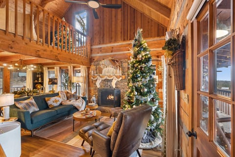 Your cozy Christmas escape awaits! Gather around the fireplace, relax beneath the glow of the Christmas tree, and make unforgettable mountain memories.