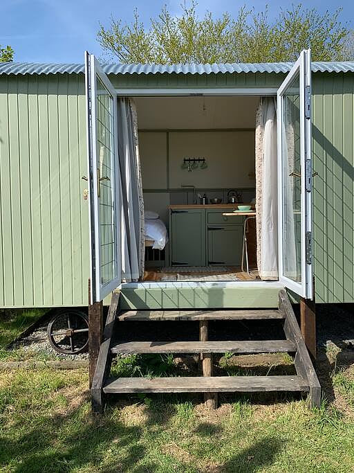 Hillcrest Hut ( With Hot-Tub)