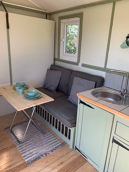 Hillcrest Hut ( With Hot-Tub)