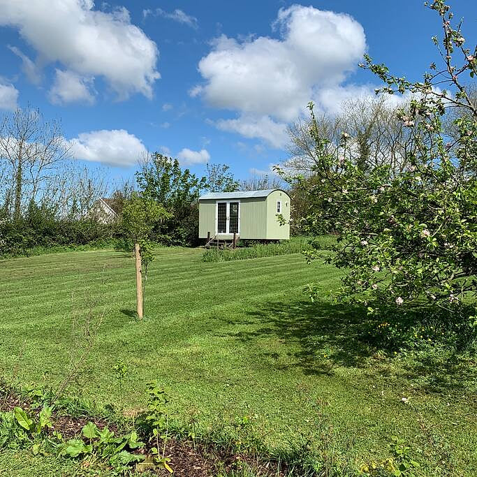 Hillcrest Hut ( With Hot-Tub)