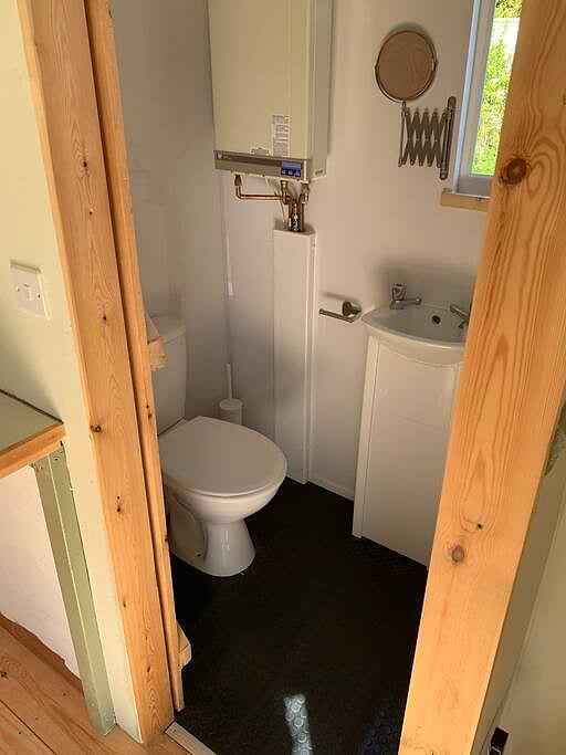 Hillcrest Hut ( With Hot-Tub)