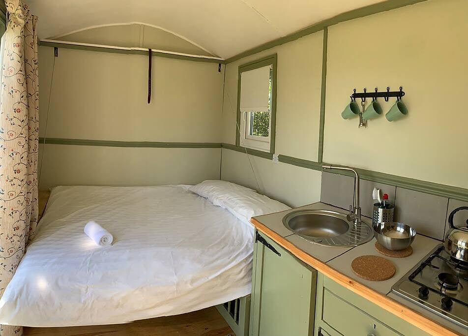 Hillcrest Hut ( With Hot-Tub)