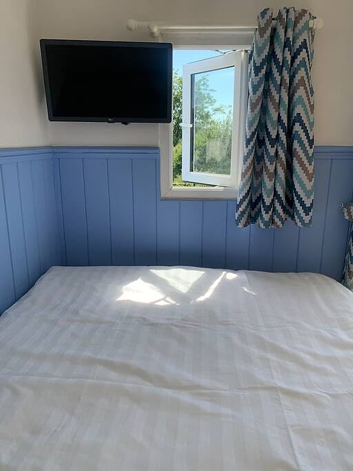 Apple Tree Hut (With Hot-Tub)