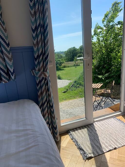 Apple Tree Hut (With Hot-Tub)