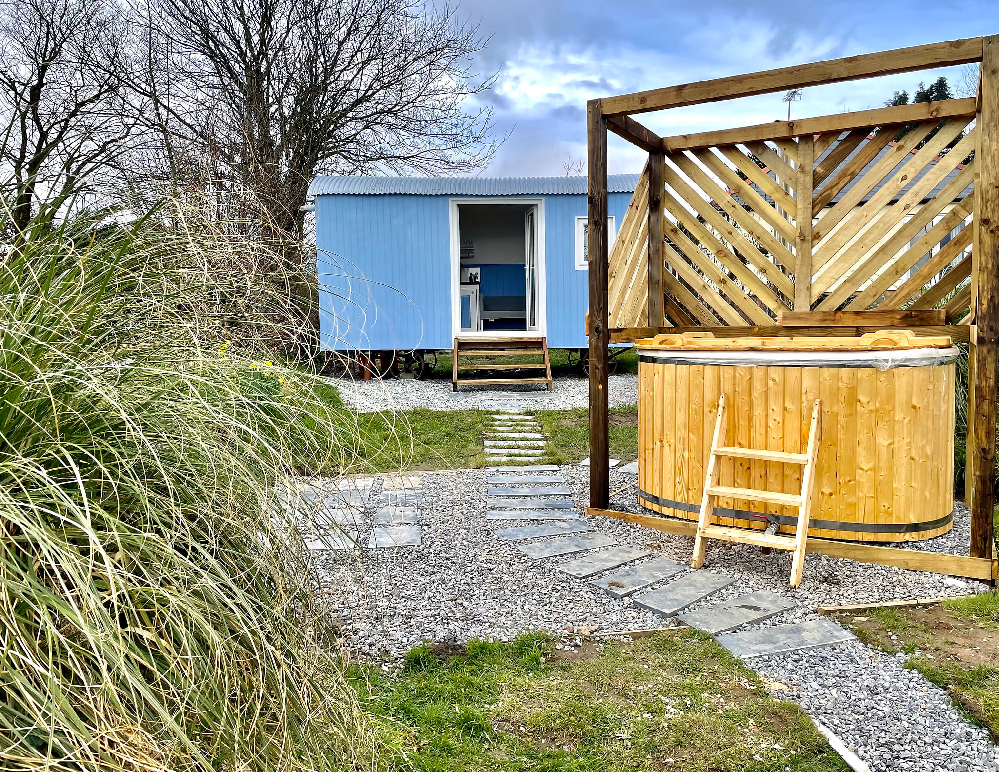 Apple Tree Hut (With Hot-Tub)