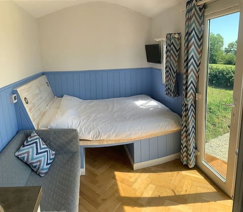 Apple Tree Hut (With Hot-Tub)