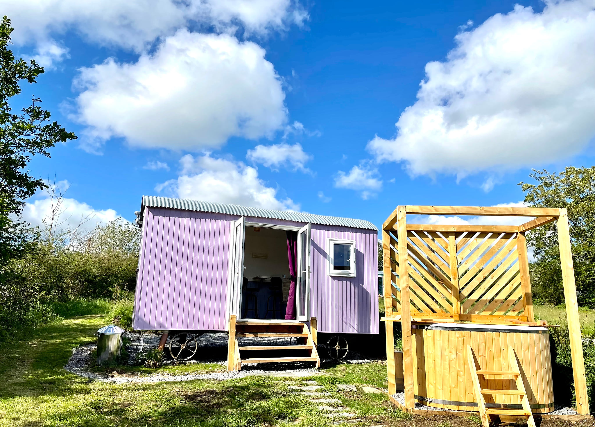 Lilac Tree Hut ( With Hot-Tub)