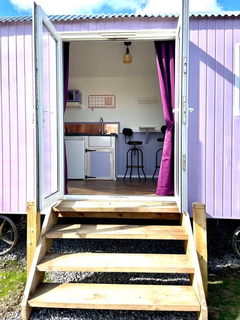 Lilac Tree Hut ( With Hot-Tub)