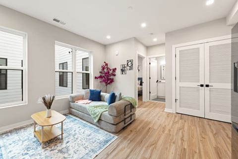 New Luxury Condo Walk to Everything -Washer/Dryer