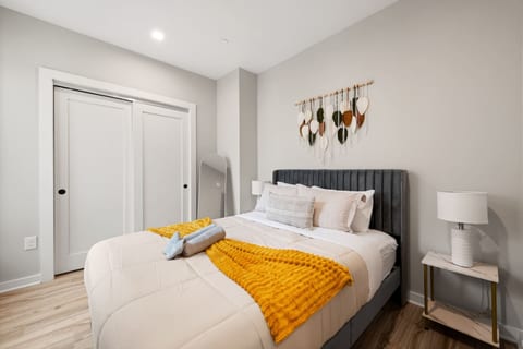 New Luxury Condo Walk to Everything -Washer/Dryer