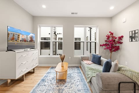 New Luxury Condo Walk to Everything -Washer/Dryer