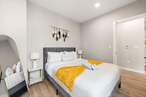 New Luxury Condo Walk to Everything -Washer/Dryer