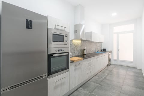 Bright and Modern Apartment near the Beach