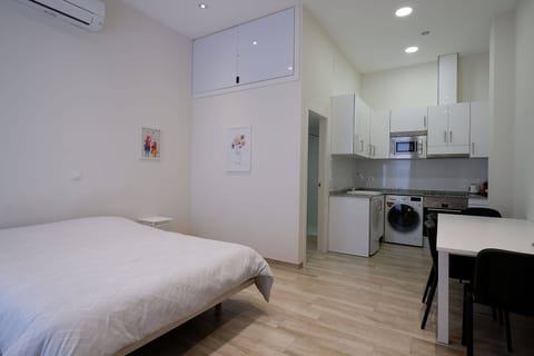 Studio Picasso near the port and beach