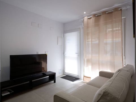 El Cabanyal: Modern 2-Bedroom Apt by the Sea