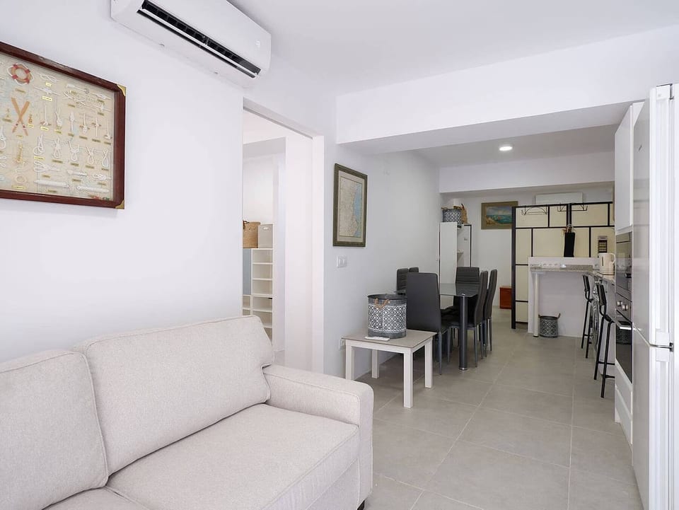 El Cabanyal: Modern 2-Bedroom Apt by the Sea - Valencia