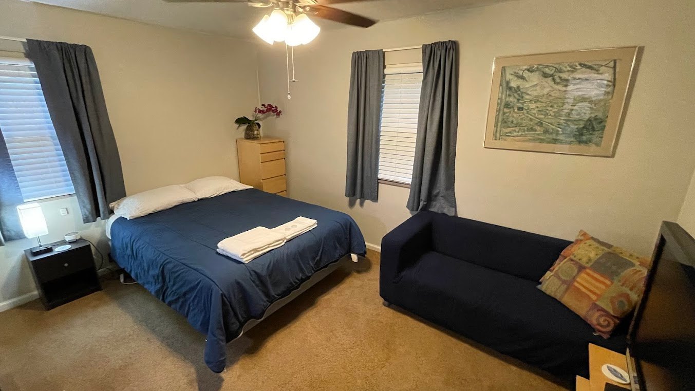 Private Suite, Bed/Bath/Kitchenette. EZ to DT Indy