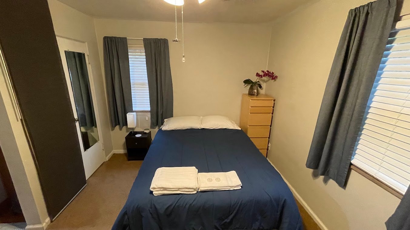 Private Suite, Bed/Bath/Kitchenette. EZ to DT Indy