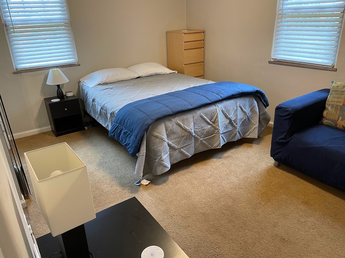 Private Suite, Bed/Bath/Kitchenette. EZ to DT Indy