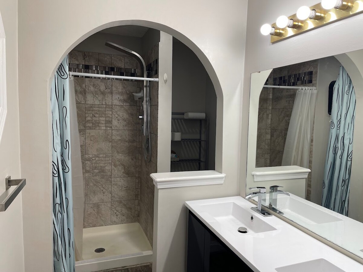 Premium Studio Apt * Near Hospitals * Washer/Dryer image 5 Premium Studio Apt * Near Hospitals * Washer/Dryer