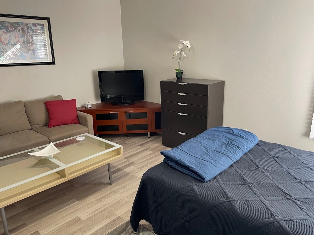 Premium Studio Apt * Near Hospitals * Washer/Dryer