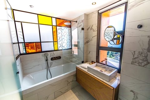 Exceptional Apartment Arc 1800
