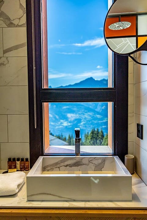 Exceptional Apartment Arc 1800