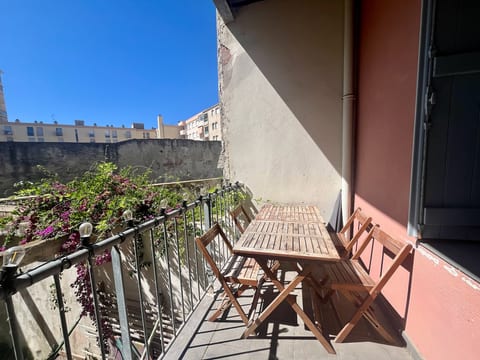 De Bal T2 climatisé avec terrasse en centre ville