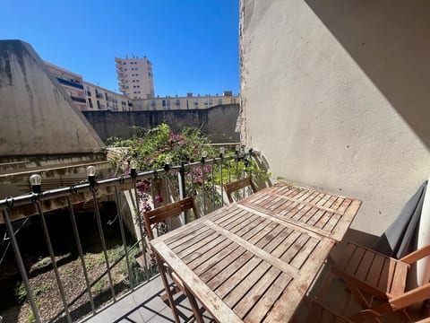 De Bal T2 climatisé avec terrasse en centre ville