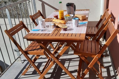 De Bal T2 climatisé avec terrasse en centre ville