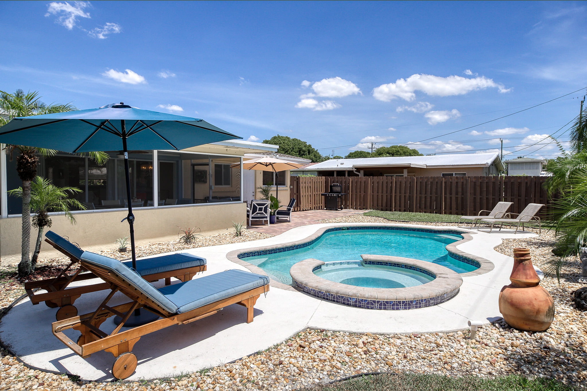 Paradise 4 min to Beach with Heated Pool and Spa