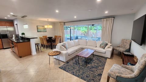 Paradise 4 min to Beach with Heated Pool and Spa