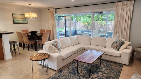 Paradise 4 min to Beach with Heated Pool and Spa
