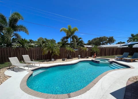 Paradise 4 min to Beach with Heated Pool and Spa