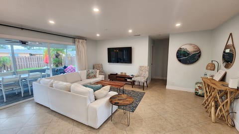 Paradise 4 min to Beach with Heated Pool and Spa