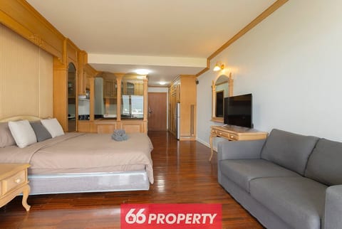 Penthouse Studio w/Mountain View and Balcony